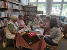 Zdjęcie prezentuje spotkanie kazimierskiego Dyskusyjnego Klubu Książki.