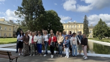 Zdjęcie prezentuje seminarium szkoleniowe „Szlakiem puławskich muzeów” zorganizowane przez  Powiatową Bibliotekę Publiczną w Puławach, które odbyło się 17 czerwca 2025 r.  