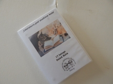 Zdjęcie prezentuje wystawę powieszoną na korytarzu przed biblioteką prezentującą różne okładki książek w których głównym bohaterem jest kot. 