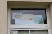 Zdjęcie prezentuje wystawę na oknach Powiatowej Biblioteki Publicznej w Puławach prezentującą utwory, w których głównym bohaterem jest książka. 