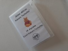 Zdjęcie prezentuje wystawę powieszoną na korytarzu przed biblioteką prezentującą różne okładki książek pt. „Kubuś Puchatek” 