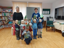 Zdjęcie prezentuje pierwszą wizytą grupy 3-latków z Przedszkola Samorządowego w Wąwolnicy w wąwolnickiej bibliotece.