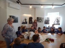 Zdjęcie przedstawia imprezę kulturalną „Jak dawniej gotowano” w ramach projektu „Ochrona i wykorzystanie zasobów dziedzictwa materialnego i niematerialnego dotyczącego obserwatorium astronomicznego w Puławach”.