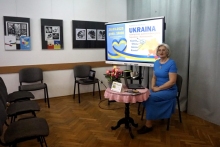 Zdjęcie prezentuje spotkanie z cyklu „Kobieta w podróży”, które odbyło się 26 marca 2025 r. w Gminnej Bibliotece Publicznej w Końskowoli.