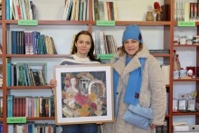 Zdjęcie prezentuje panią Dorotę Opolską, która przekazuje na ręce pani dyrektor Powiatowej Biblioteki Publicznej niezwykły prezent - kolaż z wizerunkiem Izabeli Czartoryskiej. 