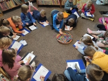 Zdjęcie prezentuje wizytę przedszkolaków w Bibliotece Publicznej w Kazimierzu Dolnym.