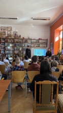 Na zdjęciu widać nietypową lekcję historii, która odbyła się 10 kwietnia 2026 r. w Powiatowej Bibliotece Publicznej w Puławach. Na zdjęciu widać uczniów prezentujących postać Wacława Reszkowskiego oraz publiczność z klasy 6c. 