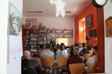 Zdjęcie prezentuje wizytę w Powiatowej Bibliotece Publicznej uczniów z Młodzieżowego Ośrodka Socjoterapii w Puławach, która odbyła się 8 maja 2025 r.