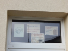 Wystawa na oknach bibliotek prezentująca inspirujące cytaty pisarzy dotyczące pisania 