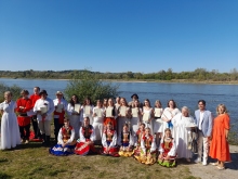 Zdjęcie prezentuje Narodowe Czytanie w  Kazimierzu Dolnym, które odbyło się 20 września 2025 r. o godzinie 13.00 przy ujściu Grodarza do Wisły.