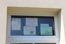 Zdjęcie prezentuje wystawę na oknach Powiatowej Biblioteki Publicznej pokazująca książki nagrodzone nagrodą „Nike” z ostatnich dziesięciu lat.  