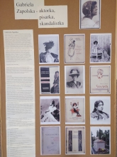 Zdjęcie prezentuje wystawę „Gabriela Zapolska – aktorka, pisarka, skandalistka” przygotowaną w ramach Narodowego Czytania w baranowskiej bibliotece.