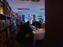 Zdjęcie prezentuje Noc Bibliotek w wąwolnickiej bibliotece, która odbyła się 23 października 2025 r. od godziny 17:00 do 20:00. Motywem przewodnim wydarzenia była mitologia.