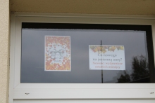 Zdjęcie prezentuje wystawę na oknach Powiatowej Biblioteki Publicznej promującą książkowe nowości z ostatnich miesięcy. 