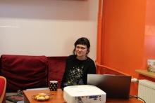 Zdjęcie prezentuje spotkanie Powiatowego Klubu Książki, które odbyło się 21 października 2025 r. o godzinie 13:00 w Powiatowej Bibliotece Publicznej w Puławach a tematem spotkania była zmiana, jedyna stała rzecz na świecie. Spotkanie poprowadziła Bożena Małek. 