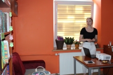 Zdjęcie prezentuje spotkanie Powiatowego Klubu Książki, które odbyło się 29 kwietnia 2025 r. o godzinie 13:00 w Powiatowej Bibliotece Publicznej w Puławach a dotyczyło zdrowej diety. Wykład poprowadziła Eliza Poznańska – dietetyk kliniczna.