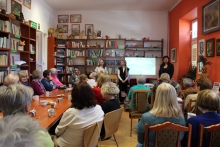 Zdjęcie prezentuje spotkanie z Sylwią Jagielską w ramach Powiatowego Klubu Książki, które odbyło się 27 kwietnia 2026 r.  w Powiatowej Bibliotece Publicznej. Na zdjęciu Sylwia Jagielska, Weronika Łagowska, Katarzyna Adamowska-Kane i uczestniczki spotkania. 