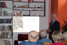 Zdjęcie prezentuje spotkanie z Wojciechem Potockim w ramach Powiatowego Klubu Książki autorem publikacji pt. „Stanisław Białata z Kotlin. Bohaterstwo Żołnierzy 1 Pułku Piechoty Legionów”, które odbyło się 18 listopada 2025 r. w Powiatowej Bibliotece Publicznej w Puławach.