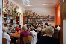 Zdjęcie prezentuje spotkanie Powiatowego Klubu Książki, które odbyło się 20 maja 2025 r. o godzinie 13:00 w Powiatowej Bibliotece Publicznej w Puławach a dotyczyło życia i twórczości Stefana Żeromskiego. Wykład poprowadziła Magdalena Wójcikiewicz, wieloletni pracownik Wojewódzkiej Biblioteki Publicznej im. Hieronima Łopacińskiego w Lublinie. 