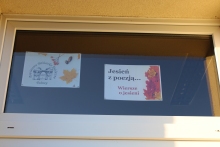 Zdjęcie prezentuje wystawę na oknach Powiatowej Biblioteki Publicznej prezentująca wiersze polskich poetów poświęcone urokom polskiej jesieni.  