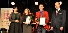 Zdjęcie prezentuje odbiór nagrody za osiągnięcia w dziedzinie kultury podczas 21. Powiatowego Dnia Kultury. Nagrodę z rąk Starosty Danuty Smagi i przewodniczącego rady Janusza Wawerskiego odbiera Anna Piłat.
