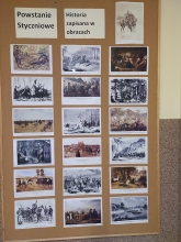 Zdjęcie prezentuje wystawę w Gminnej Bibliotece Publicznej w Baranowie ukazującą powstanie styczniowe w malarstwie polskim.  