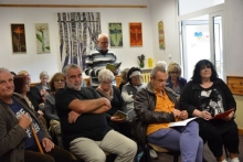 Zdjęcie prezentuje spotkanie poetycko – muzyczne Międzynarodowej Grupy Artystycznej „Pod wiatr”, które odbyło się w Bibliotece Publicznej w Kazimierzu Dolnym. 