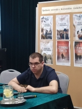 Zdjęcie pokazuje spotkanie autorskie z Krzysztofem Goluchem, które odbyło się 12 maja 2022 r. o  godz.16.00 w świetlicy  Urzędu Gminy w Baranowie.