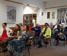 Zdjęcie prezentuje program liryczny „Miłość jest wszystkim” , które odbyło się w Bibliotece Publicznej w Kazimierzu Dolnym.