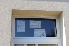 Zdjęcie prezentuje wystawę na oknach Powiatowej Biblioteki Publicznej pokazująca, co o poezji myślą znani i lubiani pisarze.