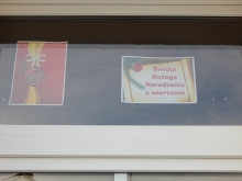 Zdjęcie prezentuje wystawę na oknach Powiatowej Biblioteki Publicznej w Puławach pokazującą najpiękniejsze wiersze o tematyce świątecznej polskich poetów. 