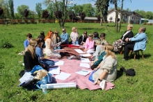 Zdjęcie prezentuje warsztaty szkoleniowe pt. „Arteterapia w bibliotece zorganizowane przez Powiatową Bibliotekę Publiczną w Puławach dla bibliotekarzy z terenu powiatu puławskiego, które odbyły się 30 kwietnia 2025 r.