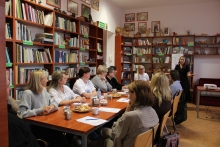 Zdjęcie prezentuje szkolenie sieci bibliotek powiatu puławskiego, które odbyło się 16 października 2026 r. o godz. 9:00 w PBP w Puławach. Na zdjęciu uczestnicy szkolenia i dyrektor PBP Katarzyna Adamowska-Kane. 