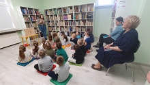 Zdjęcie przedstawia lekcję biblioteczną w Bibliotece - Mediatece Szkoły Podstawowej nr 3 im. Jana Brzechwy w Puławach, która odbyła się 4 kwietnia 2023 r. 