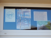 Wystawa na oknach biblioteki prezentująca 25 powodów dla których warto odwiedzić bibliotekę 