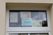 Zdjęcie prezentuje wystawę na oknach Powiatowej Biblioteki Publicznej pokazującą książki dla dzieci, których akcja rozgrywa się właśnie w bibliotece. 