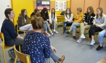 Zdjęcie przedstawia profilaktyczne warsztaty teatralne pt.: „Chcę powiedzieć, że…” dla kazimierskich uczniów.