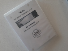 Zdjęcie prezentuje wystawę powieszoną na korytarzu przed biblioteką prezentującą różne okładki książek poświęconych rzece Wiśle. 