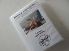 Zdjęcie prezentuje wystawę powieszoną na korytarzu przed biblioteką prezentującą różne okładki książek o inteligentnych, odważnych i silnych kobietach.