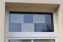 Zdjęcie prezentuje wystawę na oknach Powiatowej Biblioteki Publicznej w Puławach, prezentującą wiersze polskich poetów opisujące wiosnę oraz jej charakterystyczne motywy.