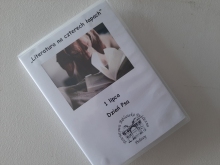 Zdjęcie prezentuje wystawę powieszoną na korytarzu przed biblioteką prezentującą różne okładki książek w których głównym bohaterem jest pies.