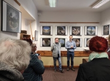Zdjęcie prezentuje wernisaż wystawy Grzegorza Pawlaka w Bibliotece Publicznej w Kazimierzu Dolnym.