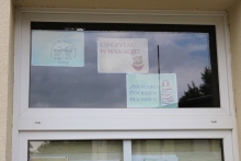 Zdjęcie prezentuje wystawę na oknach Powiatowej Biblioteki Publicznej prezentującą letnie propozycje czytelnicze dla najmłodszych.