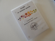 Zdjęcie prezentuje wystawę powieszoną na korytarzu przed biblioteką prezentującą różne okładki książek ze smakiem owoców  tytule.