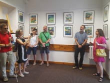 Zdjęcie prezentuje wernisaż wystawy malarstwa Patrycji Turek, który odbył się 9 sierpnia 2025 r. o godz. 11:45 w kazimierskiej bibliotece.