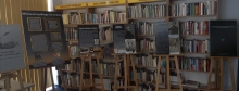 Zdjęcie prezentuje wystawę pt. „Rok Polskiego Romantyzmu” znajdującą się w siedzibie Gminnej Biblioteki Publicznej w Puławach z siedzibą w Górze Puławskiej. 