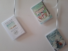 Zdjęcie prezentuje wystawę na oknach Powiatowej Biblioteki Publicznej, która promuje książki, których akcja rozgrywa się w zimowej scenerii.