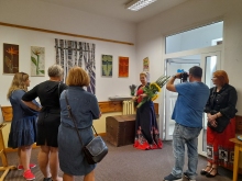 Zdjęcie prezentuje fotorelację z wernisażu wystawy Joanny Knap – Pawłowskiej „Woskiem malowane”. 