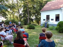 Zdjęcie przedstawia uroczyste otwarcie Biesiady Literackie, którego dokonała p.o. dyrektora MDK, Mariola Błazik.