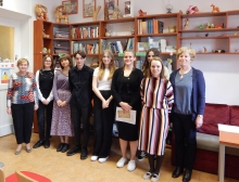 Zdjęcie prezentuje wręczenie nagród w powiatowym konkursie literackim „Kiedy myślę Ojczyzna… Na zawsze w sercu mym”, które odbyło się 8 maja 2023 r. w siedzibie Powiatowej Biblioteki Publicznej w Puławach. 